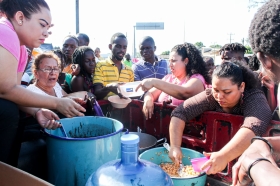 Nazarenos dan alimentos a migrantes africanos