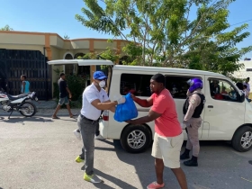 Comparten alimentos en Dominicana