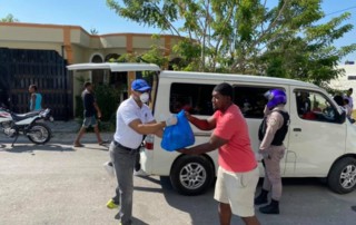 Comparten alimentos en Dominicana