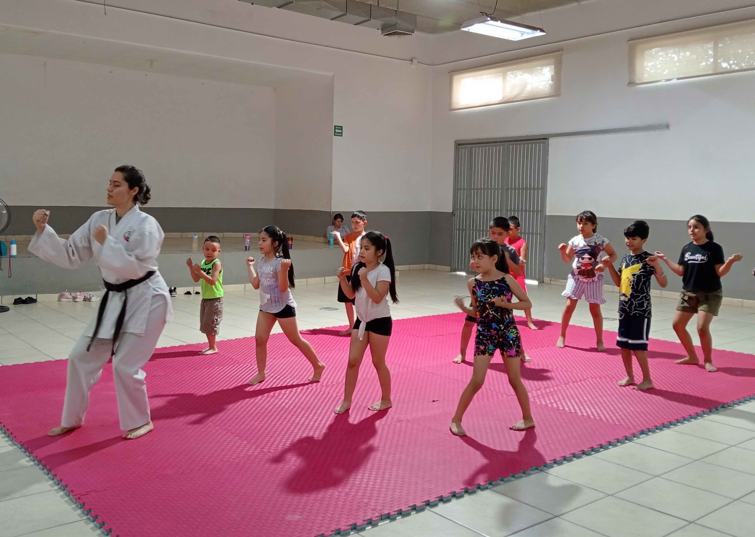 CLASES DE KARATE, ESTRATEGIA PARA ACERCARNOS A LA COMUNIDAD