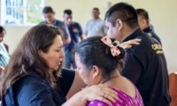 Equipo de Ministerios Nazarenos de Compasión ora con mujeres afectadas en Senahú, Alta Verapaz.