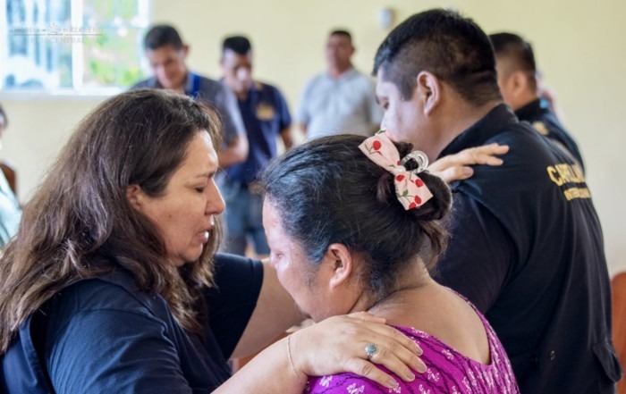 Equipo de Ministerios Nazarenos de Compasión ora con mujeres afectadas en Senahú, Alta Verapaz.