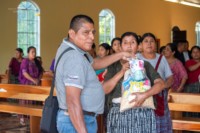 Voluntarios distribuyen frazadas y kits de higiene en iglesia las Gallinas