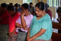 Equipo de MNC ora con la iglesia Las Gallinas