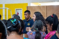 Equipo de MNC ora con la iglesia Las Gallinas