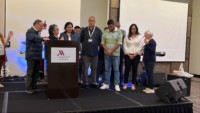 “Reconocimiento al Dr. Carlos Sáenz y familia por 20 años de servicio regional”.